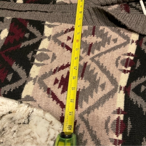 This is a American Eagle sweater size is S/P. - Picture 6 of 9